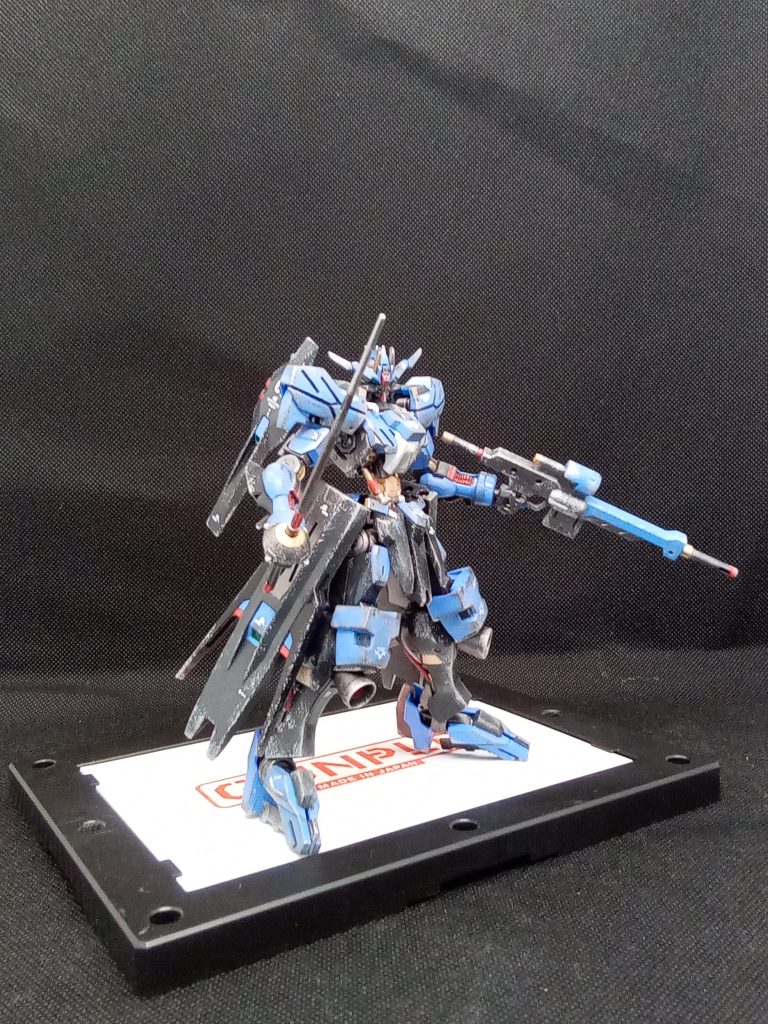 鉄血は観ていない為詳しくはないですが・・デザインに一目惚れして購入♪素直に組み立ててアレンジ塗装してみました