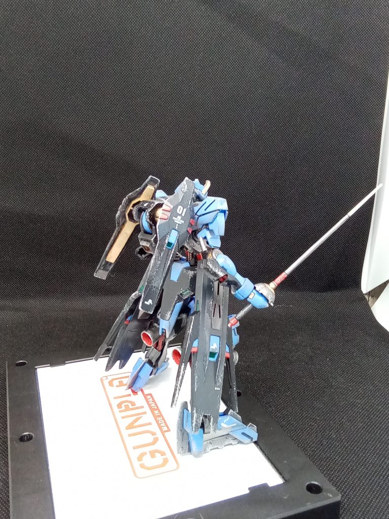 背部バインダーの肉抜き穴が気になったのでパテで簡単に埋めてみました