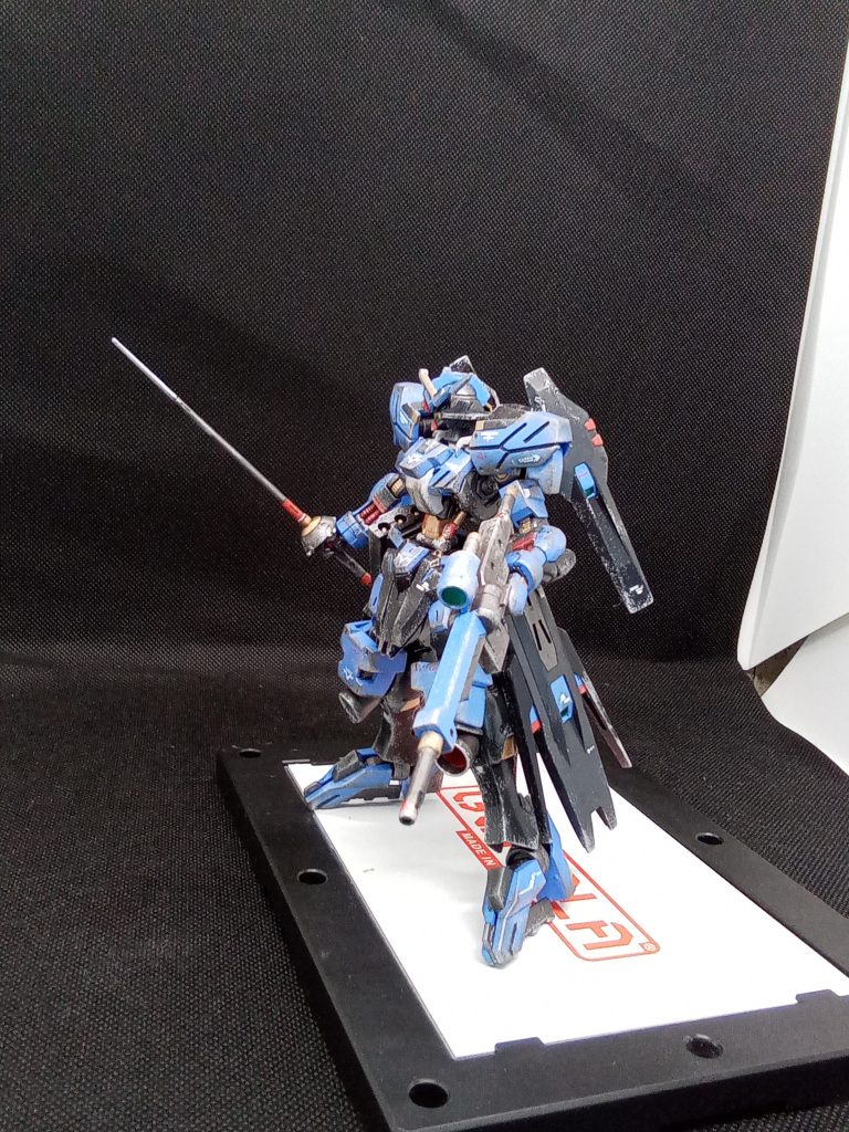 塗装青い部分はエアリアルブルー黒い部分はティターンズブルー差し色で赤と金色を少々