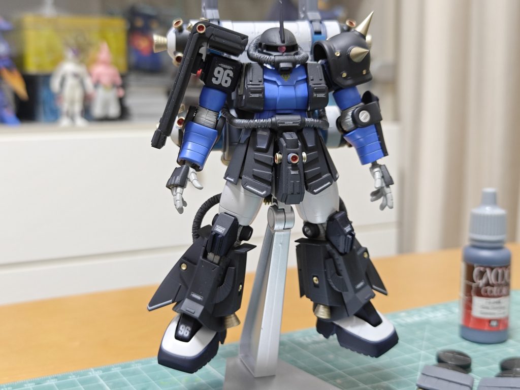 改修点胸とヒザのバーニアをオミット。前腕を短く。スカートの前垂れを短く、サイドに端を合わせる。