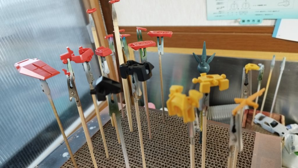 EGなので、説明書も見ずに色変えるパーツ切り出してプシューとな