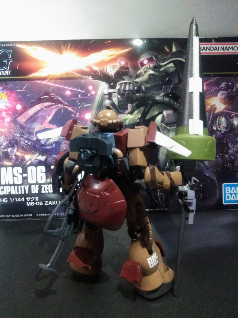 『スクランブル中隊所属 オリー少尉』は突撃機動隊隊員です。なので搭乗MSは｢突撃機動隊仕様｣となります。(そんな部隊があるか知らんけど😏)　　　　　　　　　　　　　　あっ！リアアーマーの裏にも3 連スラスターが在ります😤 まぁ、見えんけど😣中隊名の｢スクランブル｣は｢入り乱れてる｣という解釈でお願い致します🙇