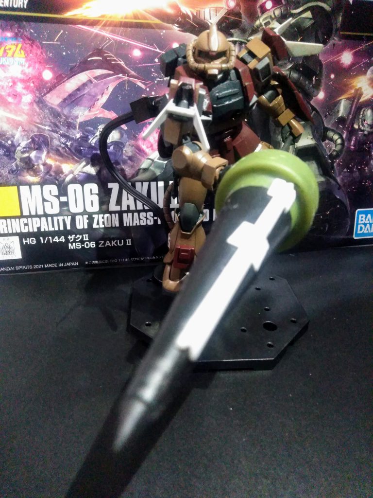 ｢ギャン クリーガーの雰囲気が出せれば良いなぁ😁｣と考えながら実行です😊　　　　　　　　　　　｢突撃機動隊仕様｣なので｢《ウラヤスネズミランス》とスラスター増し増し｣でヤッテみました😋いゃ 《ウラヤスネズミランス》がデカ過ぎて自由が利かん❗😠