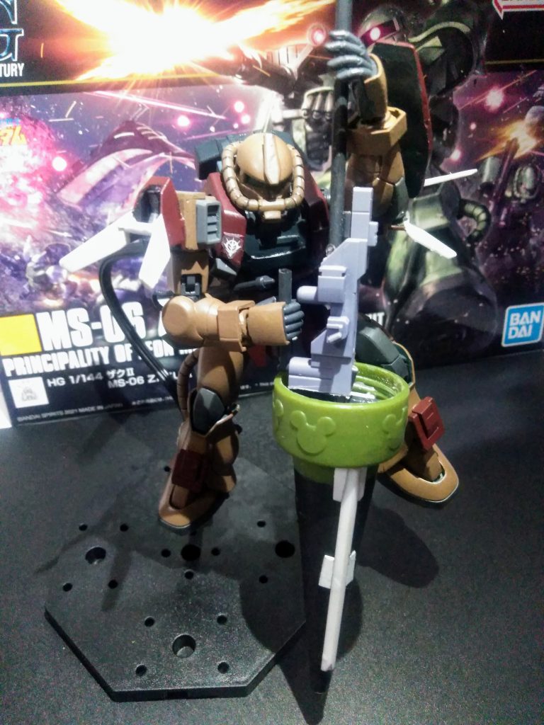 ｢《ウラヤスネズミランス》を真下に向けて突き立てる｣の図❗😂キットへの｢ヤッツケ仕事っぷり｣が良く判ります😋