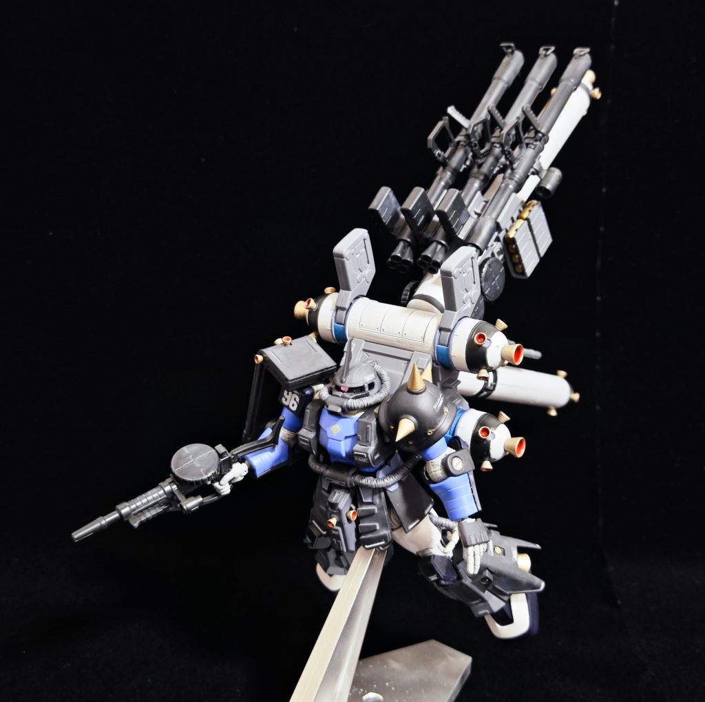 このキット、ディテールはいいんだけど、いろいろ詰めが甘くて。マシンガンのストック下の端が干渉して持ちにくいのでカットしてます。