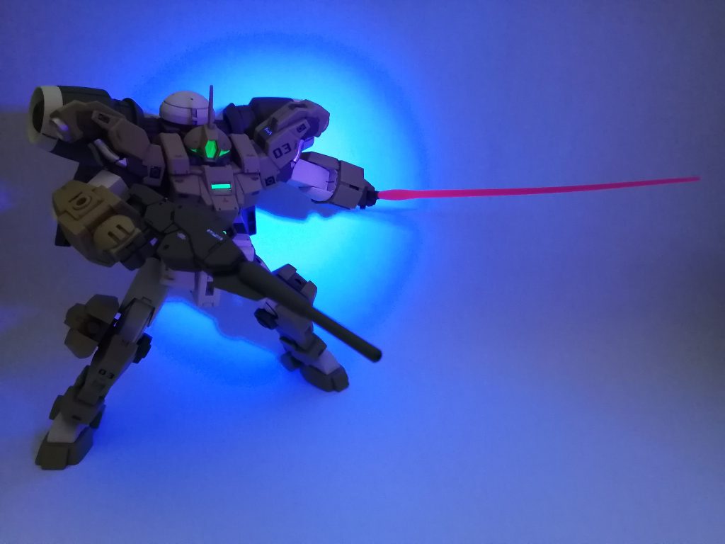 胸部センサー・ビームライフルスコープ・ビームサーベルは蛍光カラーで塗装しました。UVライトで発光します。頭部カメラももともとUVライトで発光します🤩最後まで見ていただき、ありがとうございます😸