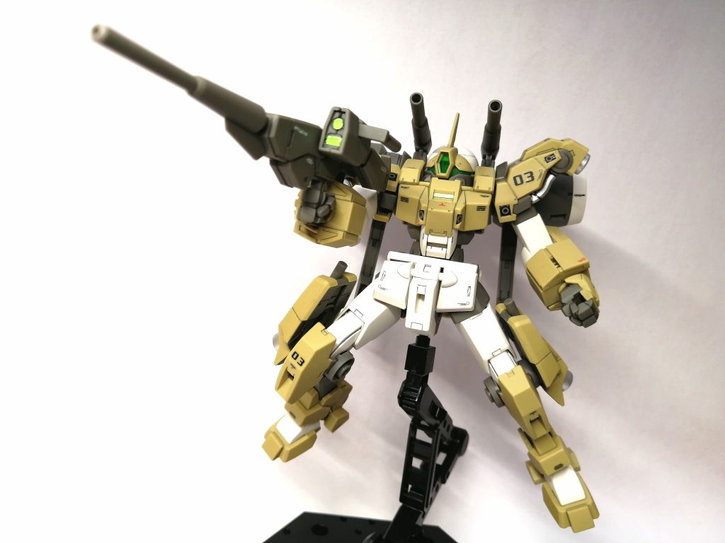 ビームライフルを構えたアクションポーズ。この重厚感がいいですね。