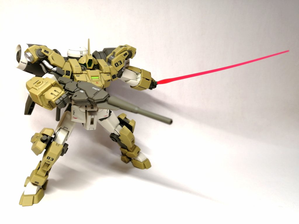 ビームサーベルも構えたポーズ。今回はデカール貼りが大変でした。デカールが古くなってしまったのか、なかなかうまく貼れませんでしたね😅それでもマークセッターでなんとか貼りましたけど。