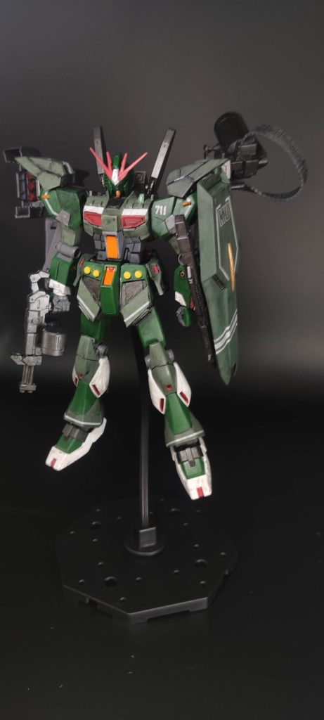 という妄想設定でセブンイレブン限定νガンダムを完成させました。発売時に普通のEGとパーツ組み替えで特報版とコマンドガンダム風になるというネタが流行っていたので武装をコマンドガンダム大佐に寄せてみました。