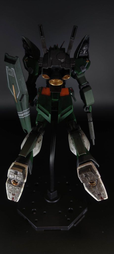 公式スペック上ではサイコミュ兵器は積んでおらず、重武装大型化に対する多種多数の高威力兵装により継戦能力を向上させている。地上での活動を主眼としていたため、実験的にミノフスキークラフトを積載しているが完全飛行能力はなく、ホバー移動やブースターの補助等の限定的な利用に留まる。