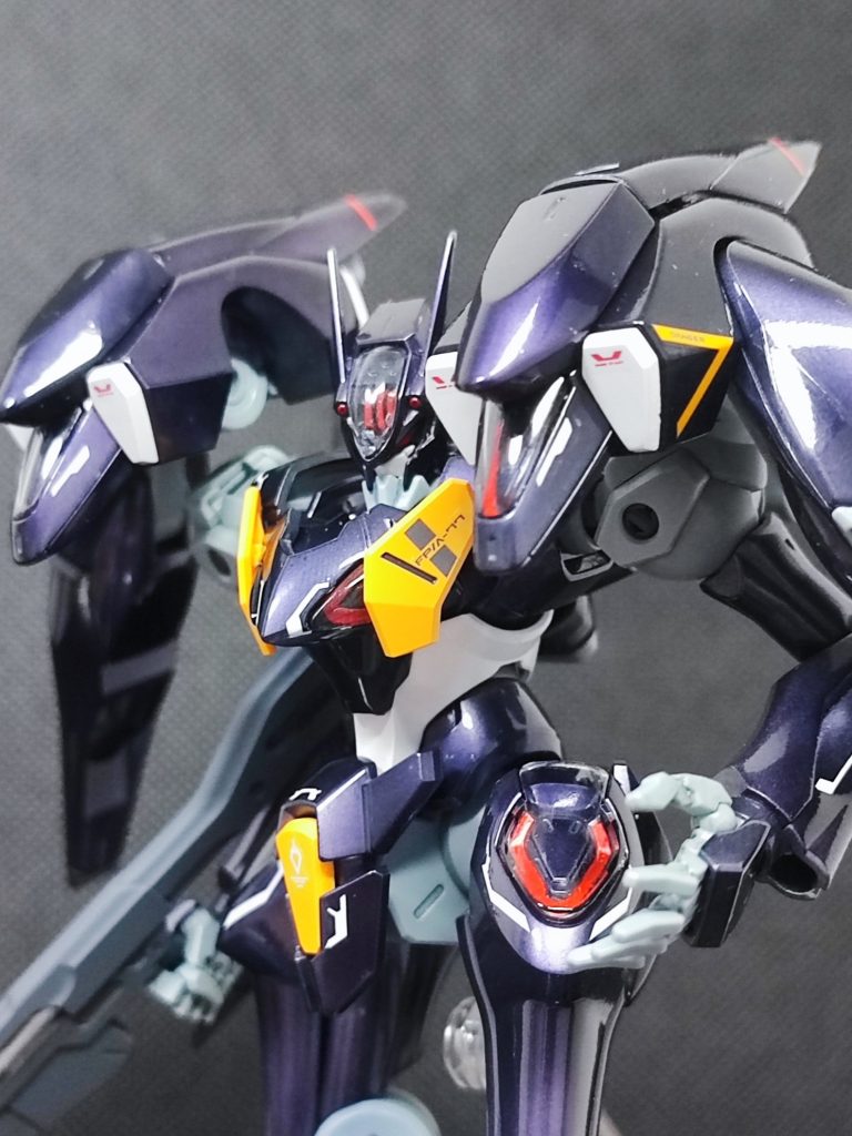 ▲バンダイのガンダムデカールと市販のデカールを併用しました。光沢で仕上げたパーツはデカール上からクリアコートし、研ぎ出しで段差を目立たなく処理しています。