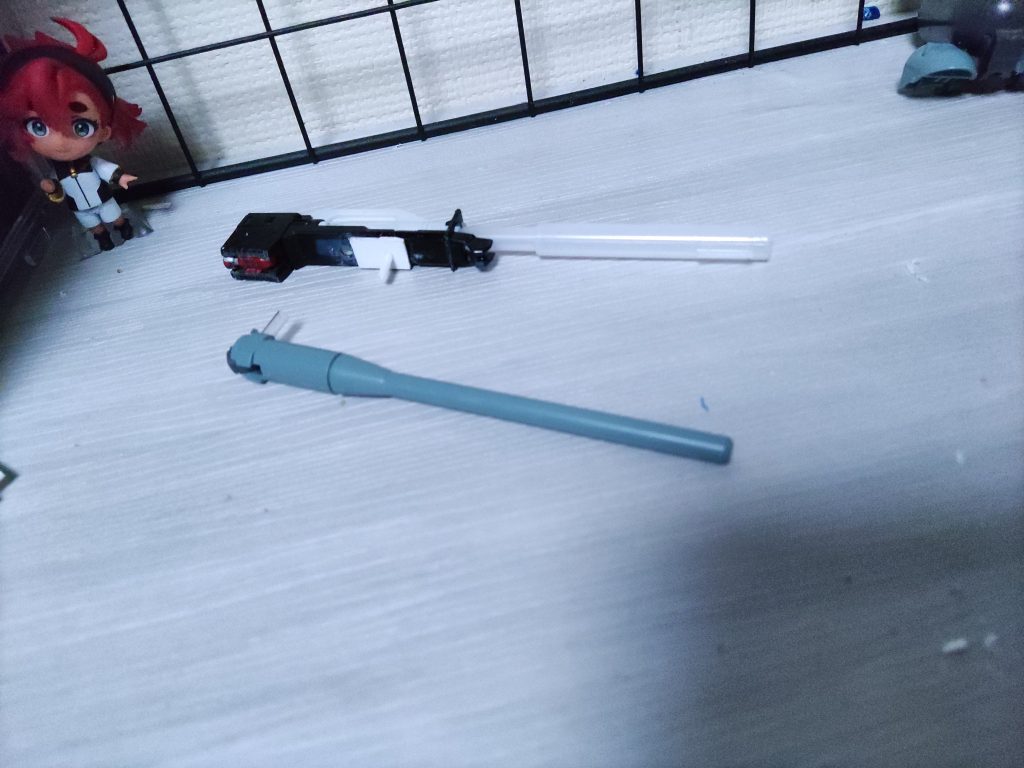 ガンタンクのキャノンの接続はプラ棒を使用しています。