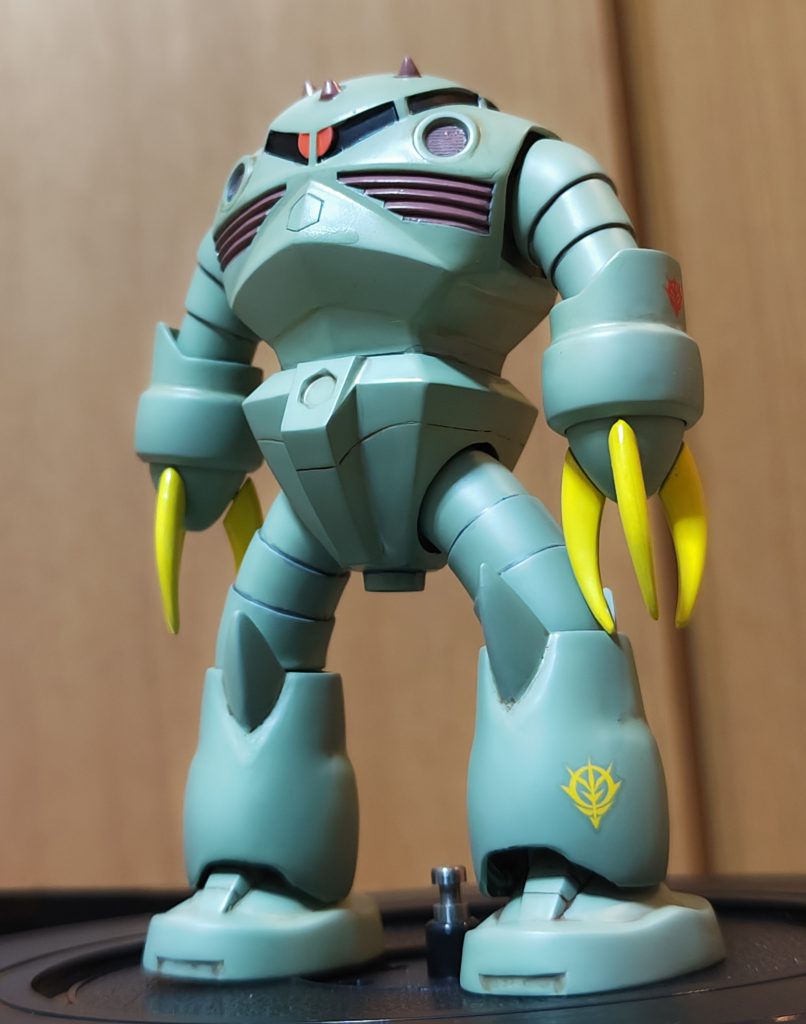 一見すると外観はズゴックと大差無く感じられる。