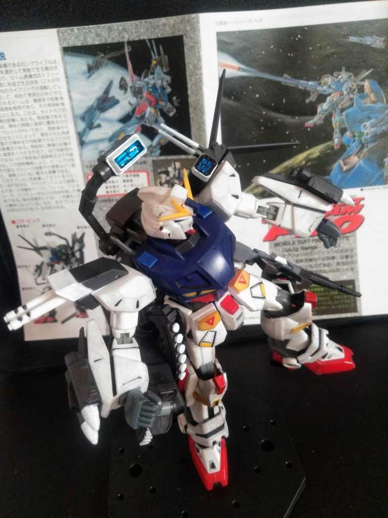 両腕には｢ミサイル × 2 発｣を装備です😤　　　　　　右腰には｢L.R.ライフルの実体弾の予備弾装｣　　　　　　　　　両足には｢L.R.ライフルのビーム用のエネルギーパック｣と相成ります😋