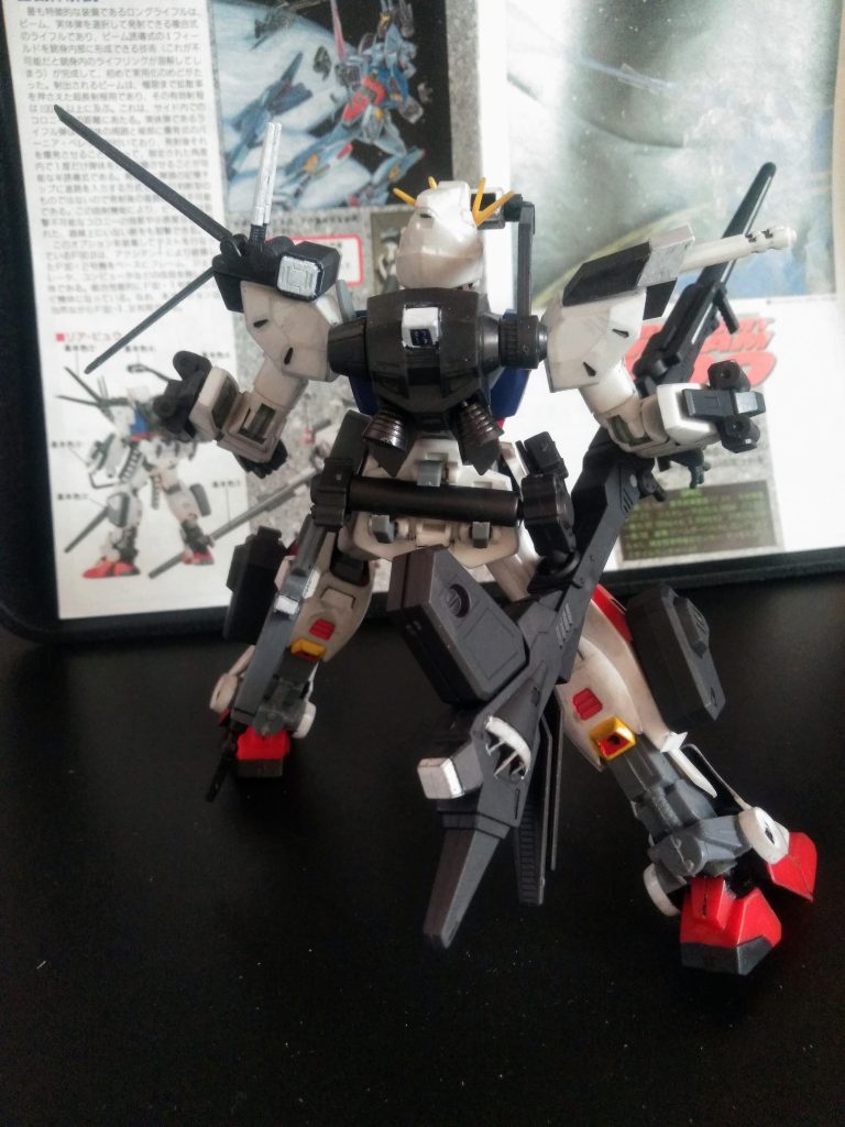 この｢L.R.ライフル｣はビームと実体弾の撃ち分けができる様です😤　　　　　　　　　　　　　　　　因みにビームの射程距離は100km以上だそうです😲32年前のマニュアルだとだけど😋