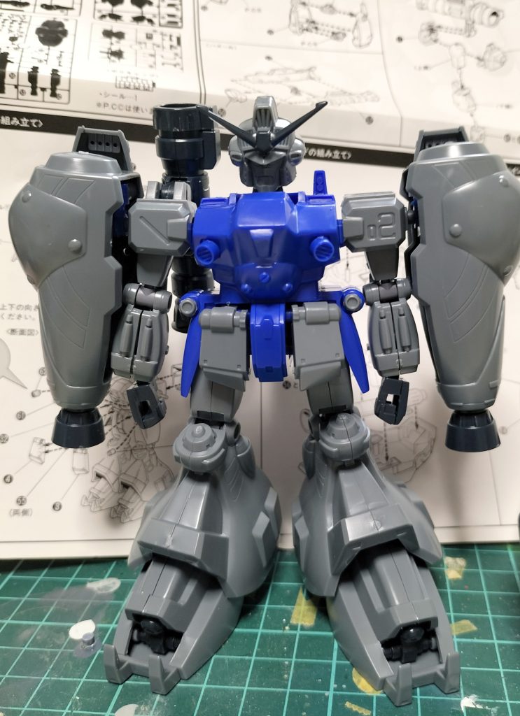 悪名高い素組み。あれ?普通にかっこいいじゃない。成型色は嫌がらせですけどw