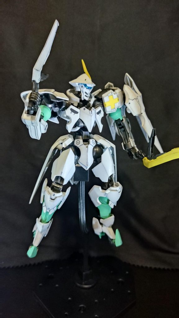 ブレードを肩に担ぎたかったのですが、肘がそこまで曲がらない！