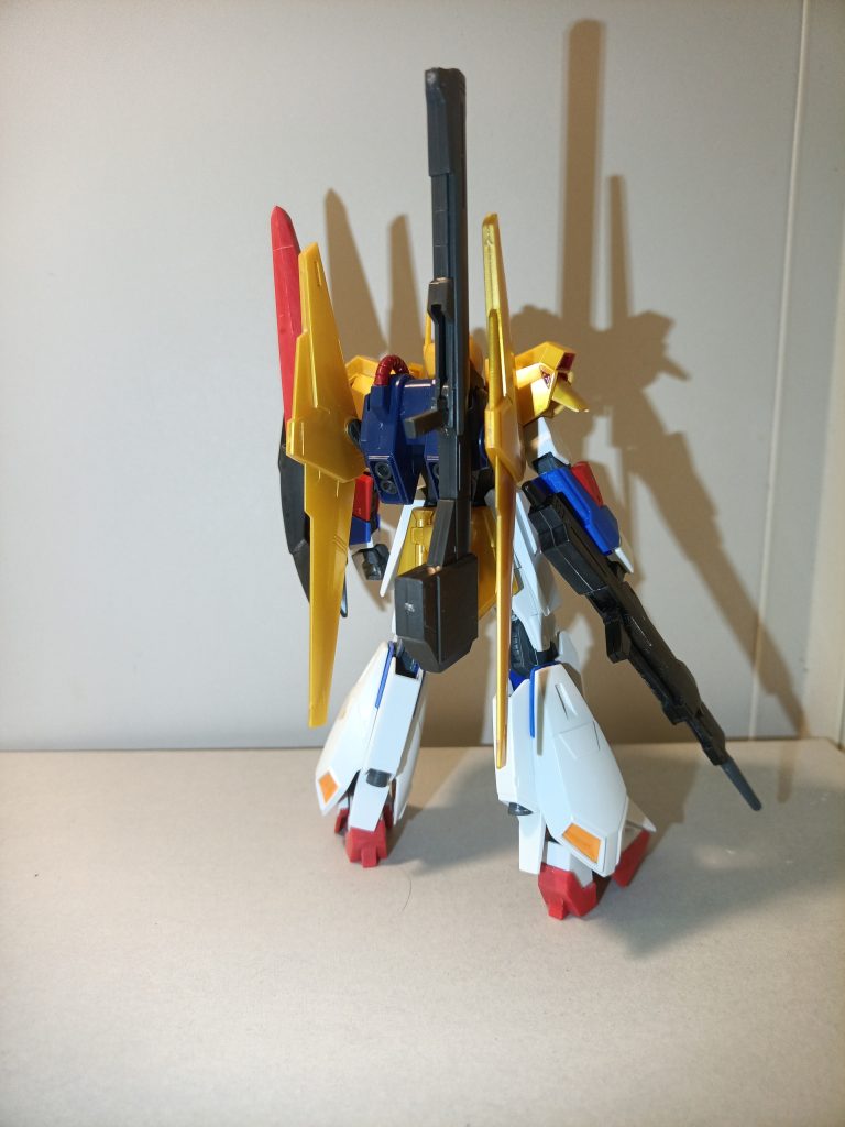 バックショットです。クレイバズーカのグリップ収納忘れてますが、ご愛嬌です。今回、私が塗装や工作できない環境で作っていました。なのでどうにかそれっぽい理由付けできないかな、ということでアストナージにはまた過労死寸前な設定となってしまいました。改修型の構想は出来ているので、工作出来る環境になったら作りたいと思います。