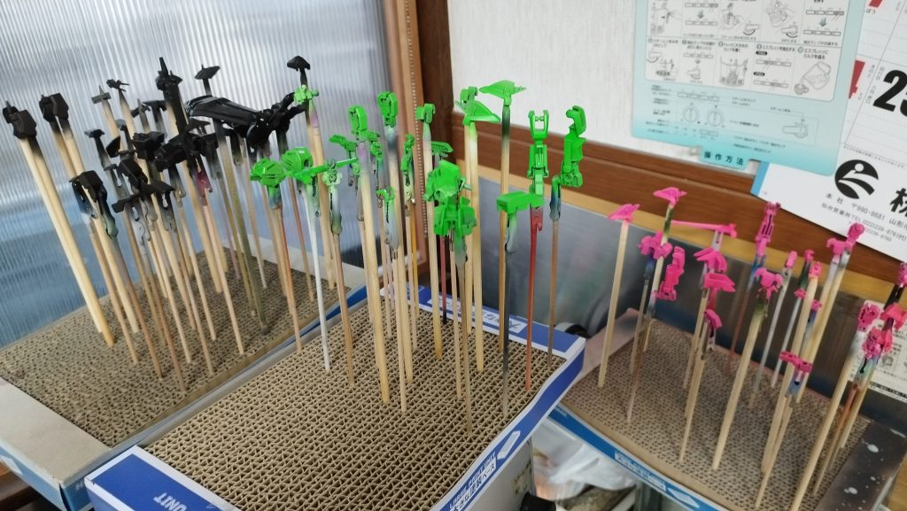 プッシャーっとな。この後つや消しのUVカットクリア塗ってます ピンクのは、MGのをイメージして以前組んだやつ、紫外線で色落ちしたので、塗り直して同じくUVカットクリア