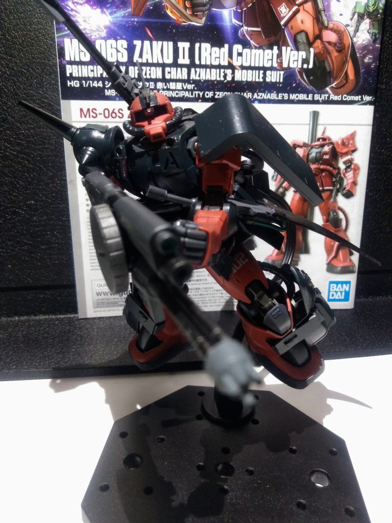 ｢ゲルググ イェーガーの雰囲気が出せれば良いなぁ😁｣と考えながら実行です😊　　　　　　　　　　　｢追撃駆逐隊仕様｣なので｢《ガトリング/120mm弾 複合ライフル》& 《対艦ライフル》 & 《専用ヒートアックス× 2 》そしてスラスター増し増し｣でヤッテみました😋いゃ 銃器類がデカく長いので自由が利かん❗😠