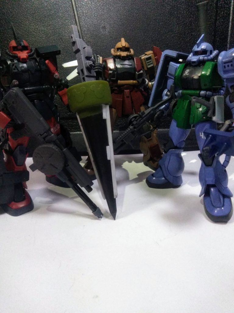 ナンヤカンヤで例の三人が揃いました🤗　　　　　　《クリーガー編》でお世話になった｢koikumaさん｣より｢元ネタ ブルートさん｣のこんな一面を教えて貰えました。　　　　　　　　　　　　　残念な悪役のイメージが強い｢ブルートさん｣ですが｢ポパイさん｣がピンチの時にこんなセリフを言いました。とある少年に向けて　　　　　　　　　　　　　　　　　　　　　　　　『坊主、良く聞くんだ。戦友を守る事は何よりも大切な事だ。恋愛よりも何よりも、だ』・・・と😭  いやっ❗あんたぁ｢漢の中の漢だぜっ！！｣惚れる❗💞