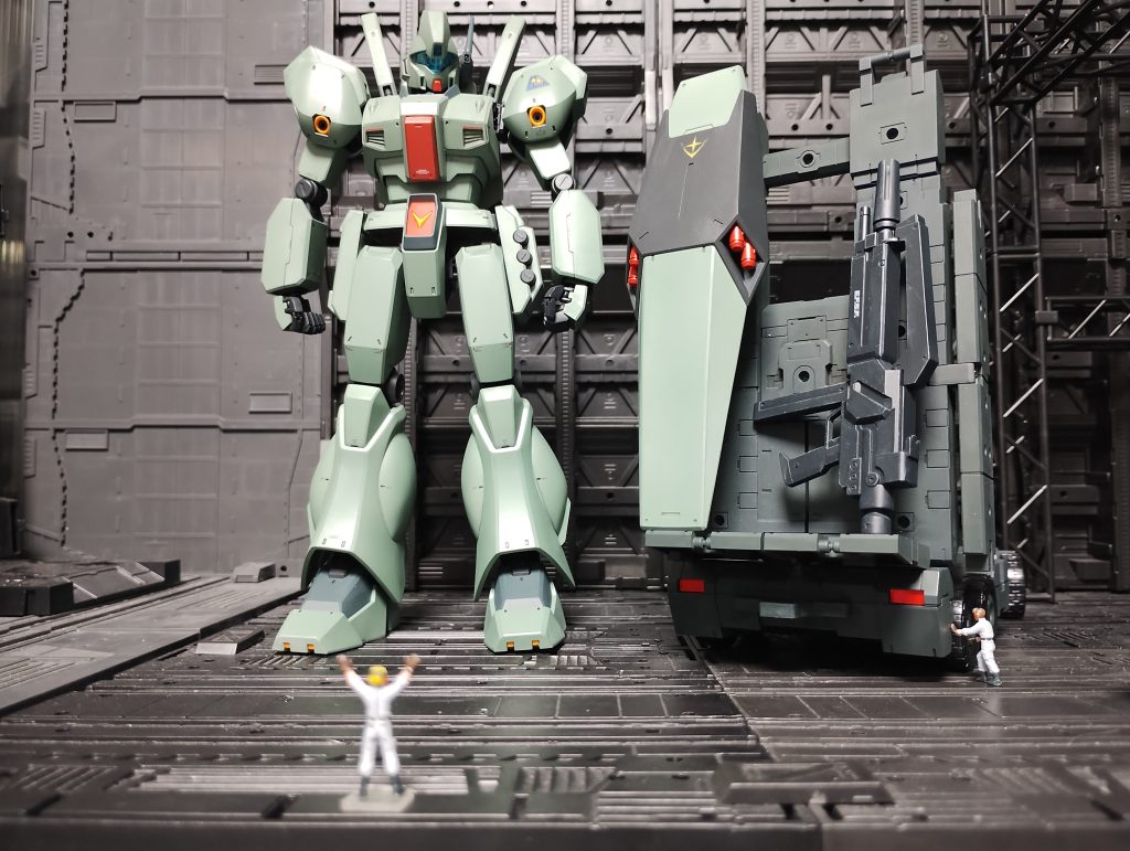 盾とライフルの整備が終わり、搬送車輌より受領するイメージで撮影。ライフルは使いまわしで古びた感じをドラブラシで表現。整備員の兄貴達は我が家の基地所属の使いまわしです(笑)