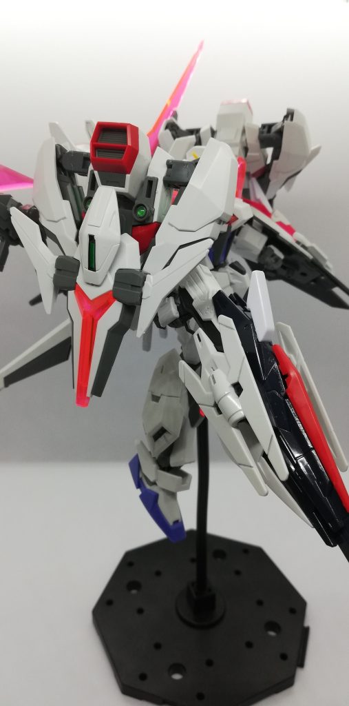 改造したブースターを両肩部に装着、分離して支援機に