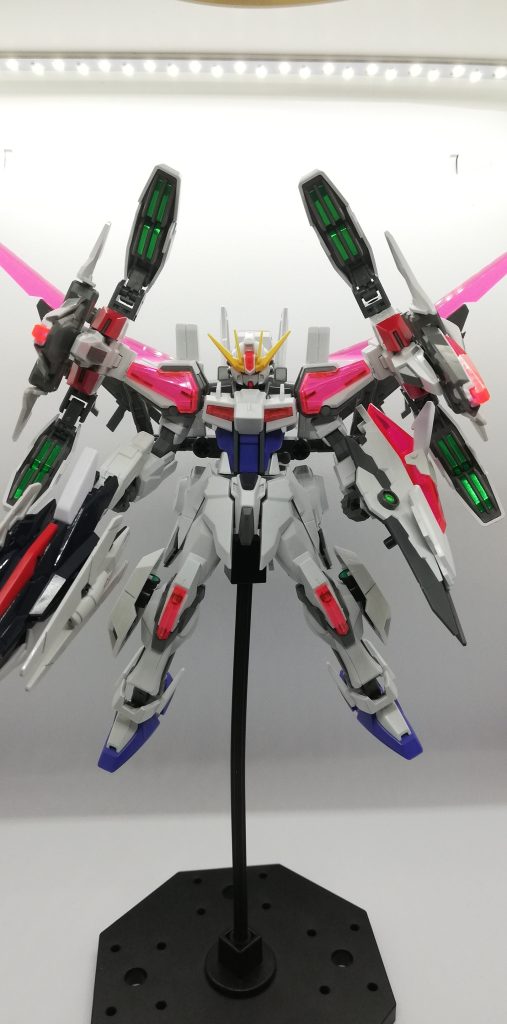 両肩部の展開状態からのエクシードメガバスター発射。