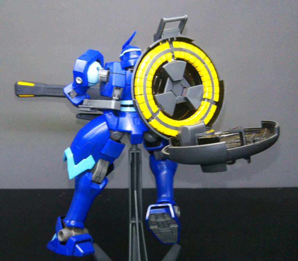 背部増幅器の中の黒がオレンジイエローに生えます。