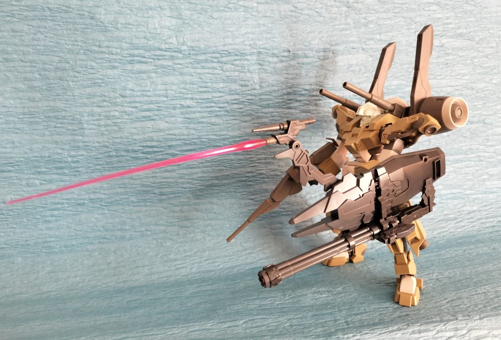 システムウェポン内武器は極力搭載。遠距離でガトリング、ガトリングをパージしてシールドで突き刺し攻撃。一応ビームサーベルも使えます。