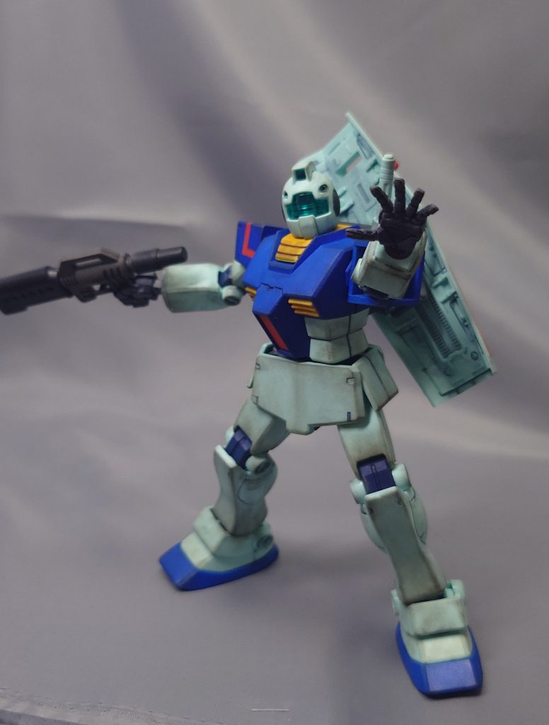 ザクの頭を鷲掴みするポーズ