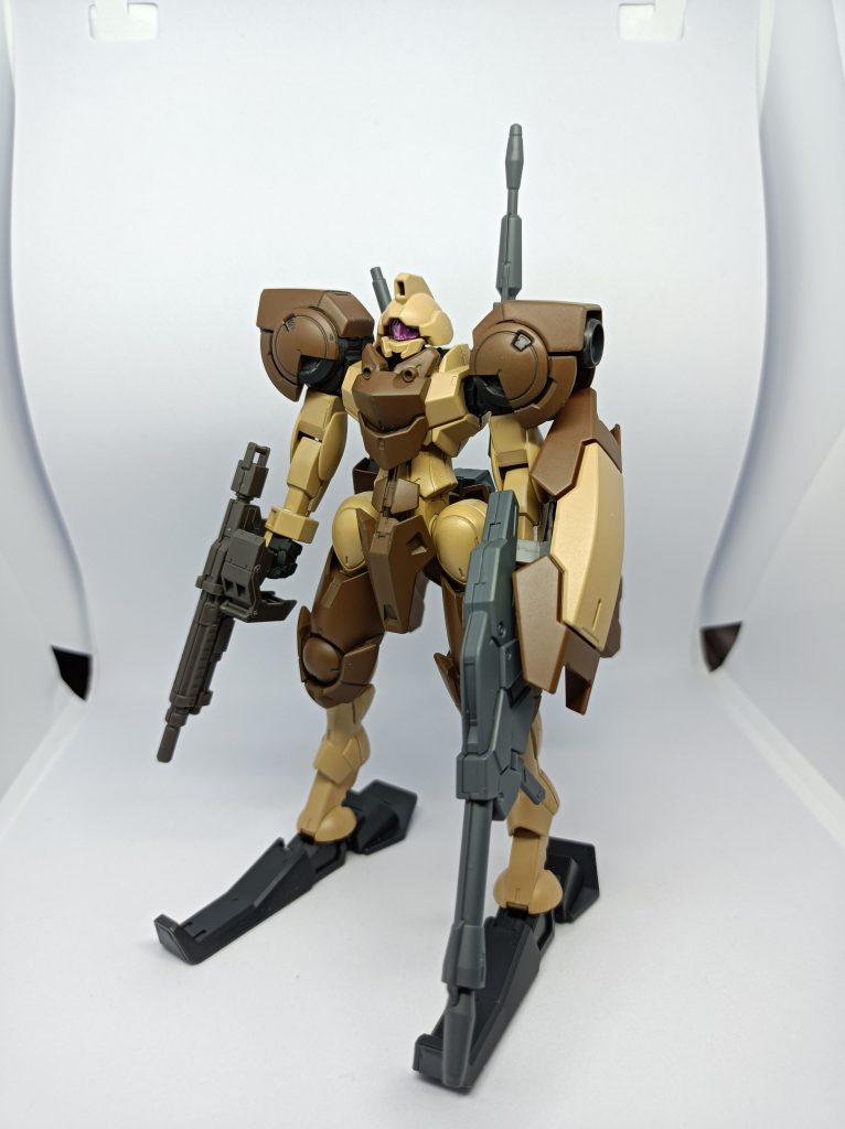 ほぼカラーリングを変えただけなので変更点は２ヵ所しかないです。まず境界ウェポンセットに付いてたスキー板状のパーツ。これは板パーツの凸と足パーツの凹がぴったり嵌まりました(嵌めてるだけなので通常足に簡単に戻せます)