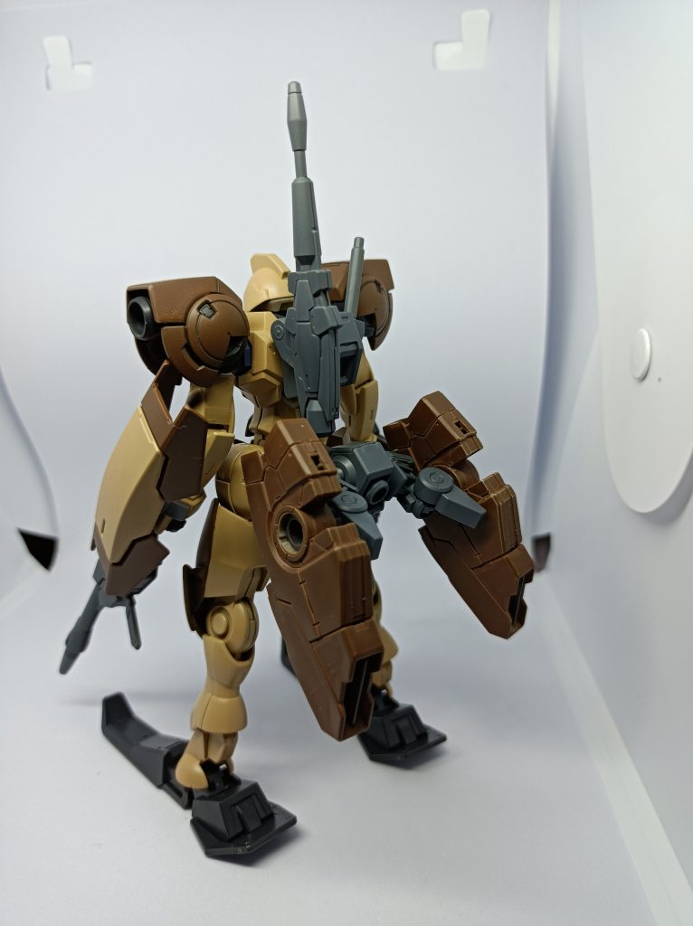 変更点その２は腰のスラスターをブレイディハウンドのホバーユニットに塗装してそのまま着けただけなので変に凹みが合ったりします