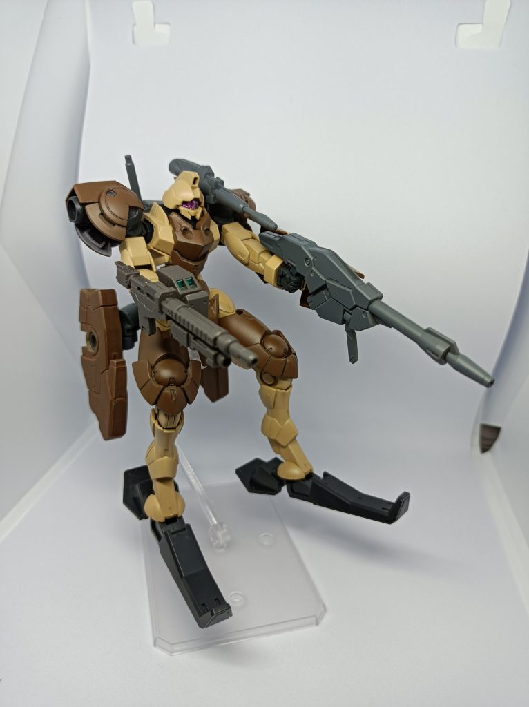 武装もほぼそのまま。追加でブレイディハウンドのライフル持たせただけですね(ﾊﾞｲｶﾞｴｼﾀﾞｰｯ)いやいざ「砂漠戦で使う武器は？」って考えたら水中でのニードルガンや宇宙でのファンネルみたいな「その場でこそ十全に働く武器」がミリオタでもない自分には思い付かなかったので単純に武器増やしました