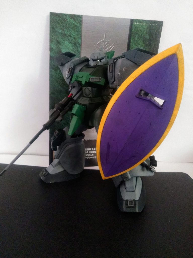 以前投稿の｢ドム｣で味を占めてしまい、調子にのって｢本棚の守護神であった 量産型 ゲルググ｣をリビルドしてみました😋　　　　　　　　　　　　　　　　　　　　　　　この子の発売は1997年発売となっております🤔                                                                           と、云うことは26歳かぁ・・・｢刻の涙｣をみたみたい・・・😭