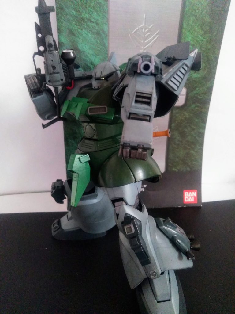 ドムに倣って｢モノアイなど光学・センサー系｣は最新モジュールと云うことで黄色にしてみました😤｢ジェネレーター関係｣も最新機構のモノを積載 😂　　　　　　　　　　　　　　　　　　　　｢スラスター等｣も外付けにして、出力アップを計ります😏そして｢ゲルググ｣といえば腕部に武装😍　　　　　　　　何時のまにやら定型化しているみたい❓😂