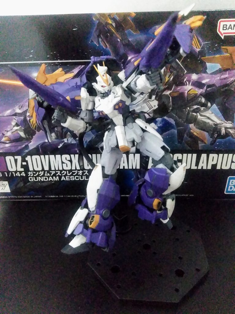 御覧下さいこの「悪役顔❗」 実に「ふてぶてしい悪の権化」としてのアピールが半端ない❗両手に持つのは「専用ビームライフル」と成ります🧐