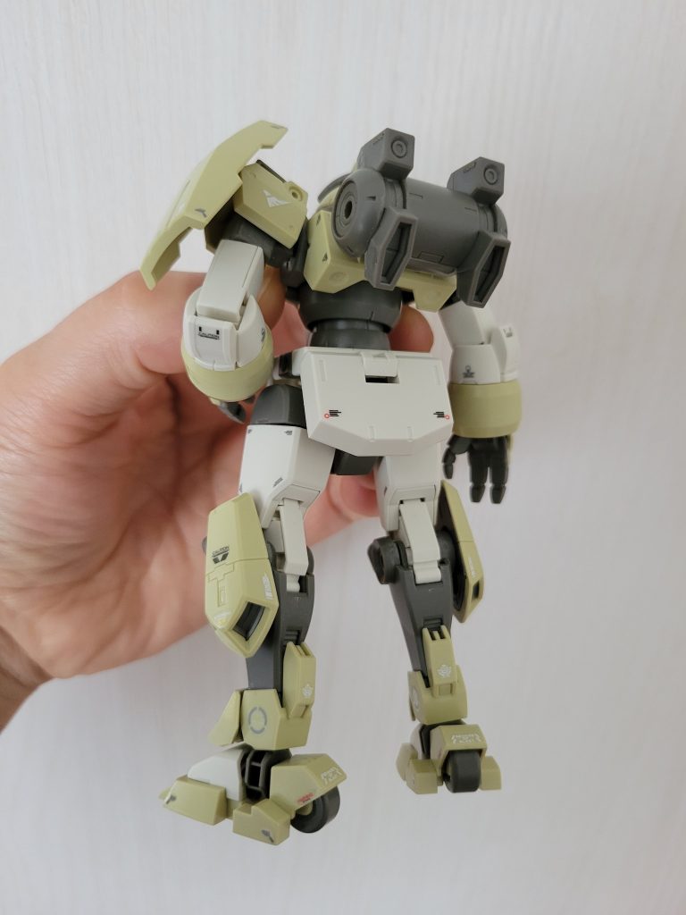 背面デカール貼りの途中の図。これだけだとなかなかさみしい…