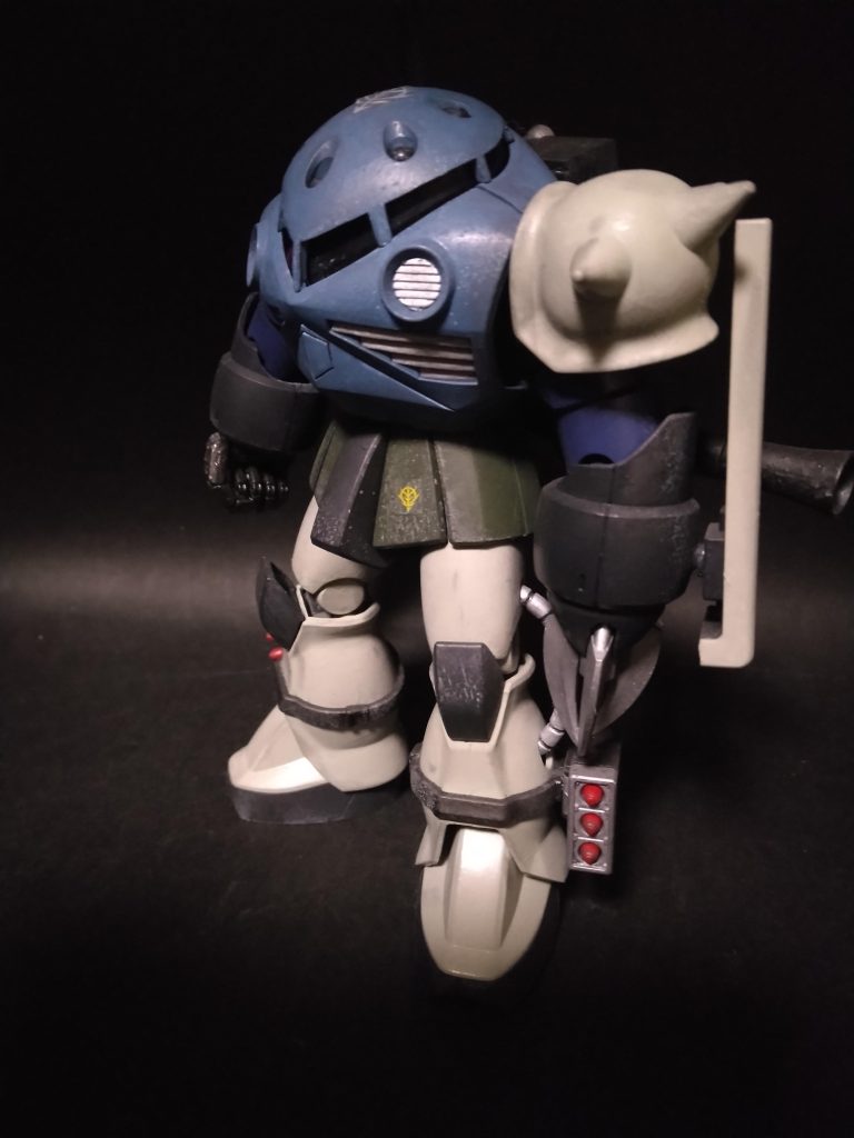 左前方から。スパイクアーマーとシールドを装備。こちらはクローのままにして、腕のビーム砲もそのまま。