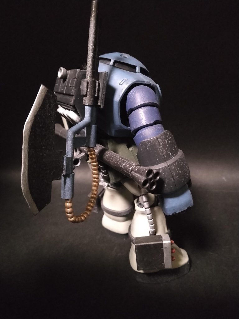 右後方から。こちらはクローをマニピュレーターに変更。ビルダーズパーツの1/100のを使っています。バックパック、アックスはプラ板等で作成。雑いッスね(-ω-;