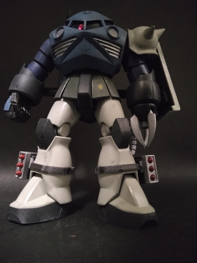 一応設定もありまして(^^;==================================一年戦争終盤、戦いは宇宙へと舞台を移していた。物量の差に徐々に追い込まれていたジオン公国軍はその戦力差を打開する為、地上に残存する兵器を宇宙に集めていた。だが…………若い兵士「どういうことですか!?」年配の兵士「だから、お前は宇宙には出れん。まったく、ズゴックなんかもって来やがって。」若い兵士「ズゴックの何がダメなんですか!?水中でも耐えられる耐久性は宇宙でもイケます。それにジェネレーターだって………」年配の兵士「どうやって動くつもりだ?」若い兵士「え?」年配の兵士「良いエンジンを積んでるかもしれん。だがやはり水陸用なんだよ。水も空気も無い宇宙じゃ浮いてるだけだ。」若い兵士「…………すみません。しかしもう自分の基地にはこれしかなかったんです……。他の兵器もみんなも……。」年配の兵士「……。今は回してやれる機体もない。あるのは回収したザクの残骸ぐらいだ。悔しいのは分かるが。」若い兵士は一礼してパイロットの待機室を出ていった。年配の兵士「……ザクの残骸か……。ちょっと整備班に話してみるか。」数時間後、若い兵士は格納庫へ呼び出された。若い兵士「お呼びでありますか。」整備員「頼まれたのが出来たんだよ。ツギハギの急拵えだからテストもしとらんが。」若い兵士「え!?これは………。誰が、誰が話しに来ました?」整備員「え、トウドウ少尉だけど……部下に頼まれた機体だって。」若い兵士「……。少尉は今どちらに?」整備員「さっきヅダで出撃したよ。あんたも行くんだろ、出来たら来るように伝えてくれって。」若い兵士「!??? すぐに出ますッ!出撃準備をお願いしますッ!」=================================こんな妄想(^-^;