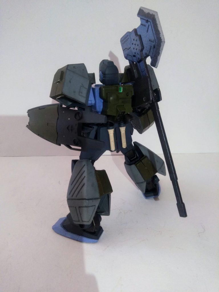 追加武装は「130mm マシンキャリバー・シールド設置型ロケットランチャー × 2・大型バトルアックス」となっております😊「チョバム アーマー」を無理矢理着せたので可動域が著しく低下😭 まぁ、当然ですね😢