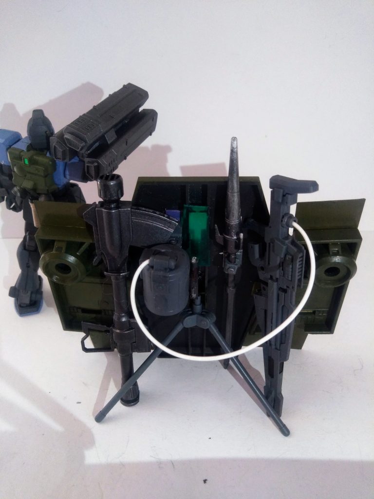 ハイ。裏面は状況に応じた、各種兵装が懸架可能と成っております😤白いチューブ付きの銃はメインウェポンである「エネルギータンク付属ビームランチャー」何時もながらの「M,S,G,謹製」です😉