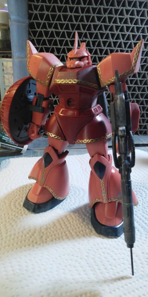 塗装後にシールを貼るのは難しいと感じたので、塗装前に貼り付けました。このシールはふくらみがあるので、思いのほか楽にゴールドでなぞることができました。