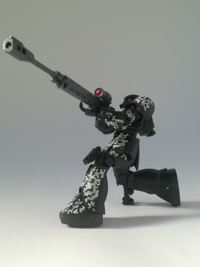 構え、狙う！膝には格納式ニーパッドが両足にあり、地形の状況に合わせて支持に使用