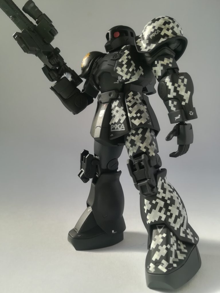 デジタル迷彩は白色系、ピクセル迷彩デカールの向きは、斜めに。