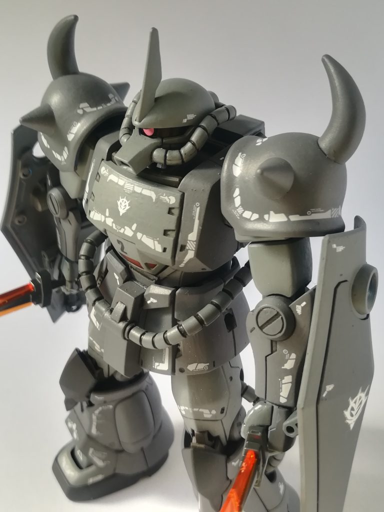 胸に ZEONトップコートつや消し。普段はガンダムマーカーなので水転写デカールがマーカーの色に侵食されたり、トップコートでマーカーの色が変色したり仕上げで問題発生があるのですが、マーカー以外の塗料はやっぱり良いですね。いつか筆塗りに挑戦!