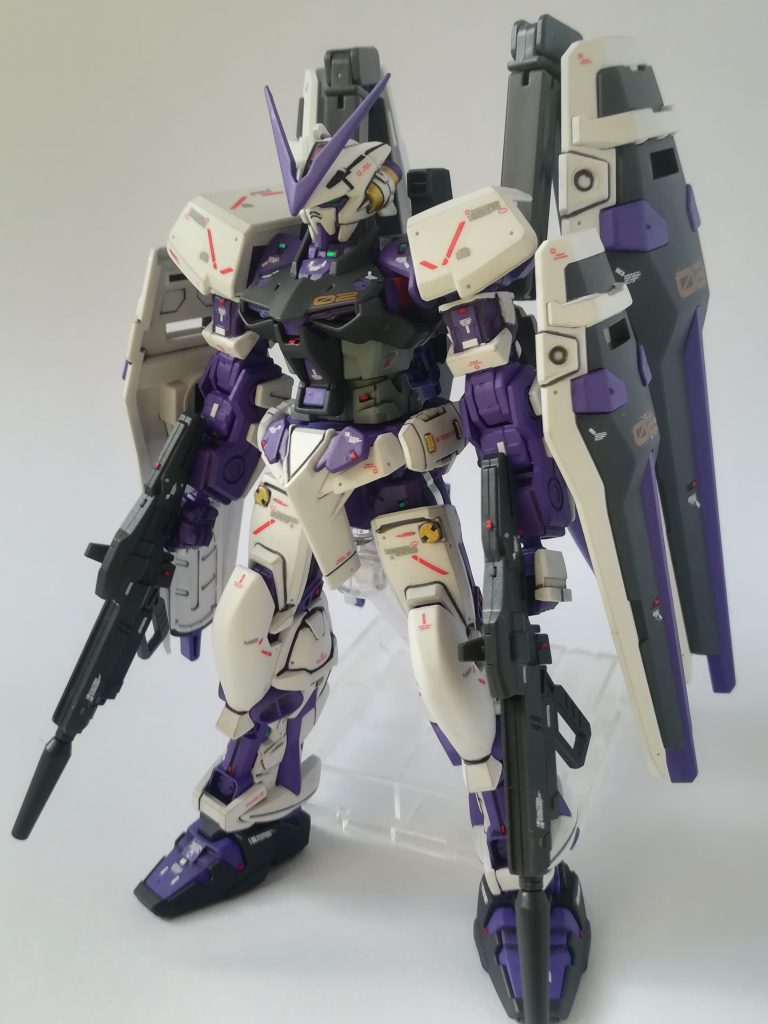 元はホビーリサイクル店で購入した組み立て済みキットで、紫色系に塗装されていました。筆塗の様で、まじまじと見ると勉強になります。これに部分塗装の筆塗とチップの貼り付けと水転写デカールの練習としました。