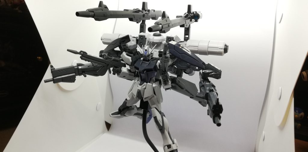 フレキシブルアームでマシンガンが動くので二丁拳銃も可能。