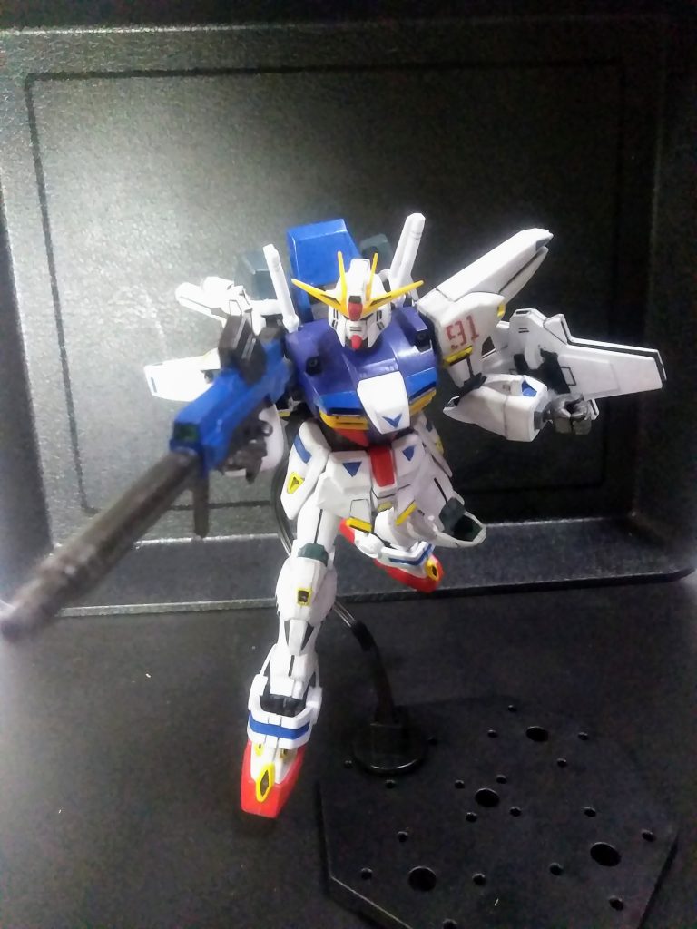 ざっくりですが設定的には「F 91 の世界とV ガンダムの世界のミッシングリンク」として機能する様です😆専用ライフルは独特な形状ですね😆